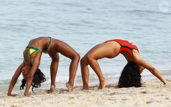 Angela Simmons et son amie Tiffany Lighty, deux bombes ultrasouples à la plage. Miami, le 23 mars 2015.