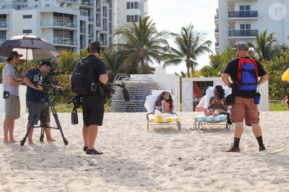 Angela Simmons et Tiffany Lighty profitent d'un après-midi ensoleillé sur une plage de Miami. Le 23 mars 2015.