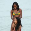 Angela Simmons et Tiffany Lighty profitent d'un après-midi ensoleillé sur une plage de Miami. Le 23 mars 2015.