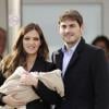 Iker Casillas et sa compagne Sara Carbonero sortent de la clinique à Madrid et présentent leur fils Martin le 8 janvier 2014.