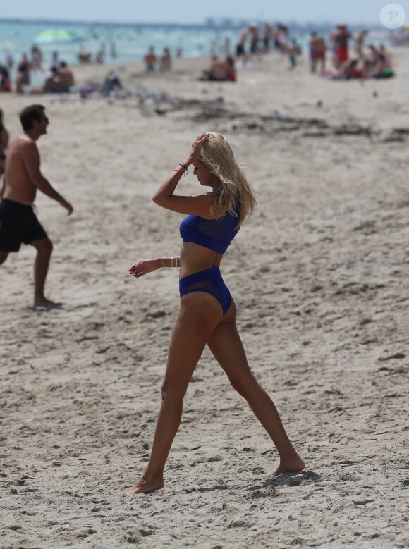 Victoria Lopyreva, mannequin, présentatrice télé et Miss Russie 2003, profite d'un après-midi ensoleillé à Miami. Le 19 mars 2015.