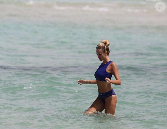 Victoria Lopyreva, mannequin, présentatrice télé et Miss Russie 2003, profite d'un après-midi ensoleillé à Miami. Le 19 mars 2015.