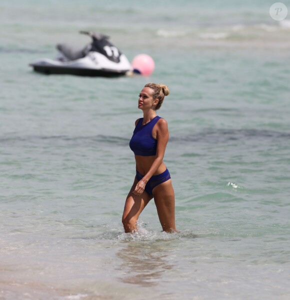 Victoria Lopyreva, mannequin, présentatrice télé et Miss Russie 2003, profite d'un après-midi ensoleillé à Miami. Le 19 mars 2015.