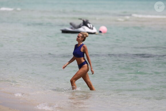 Victoria Lopyreva, mannequin, présentatrice télé et Miss Russie 2003, profite d'un après-midi ensoleillé à Miami. Le 19 mars 2015.