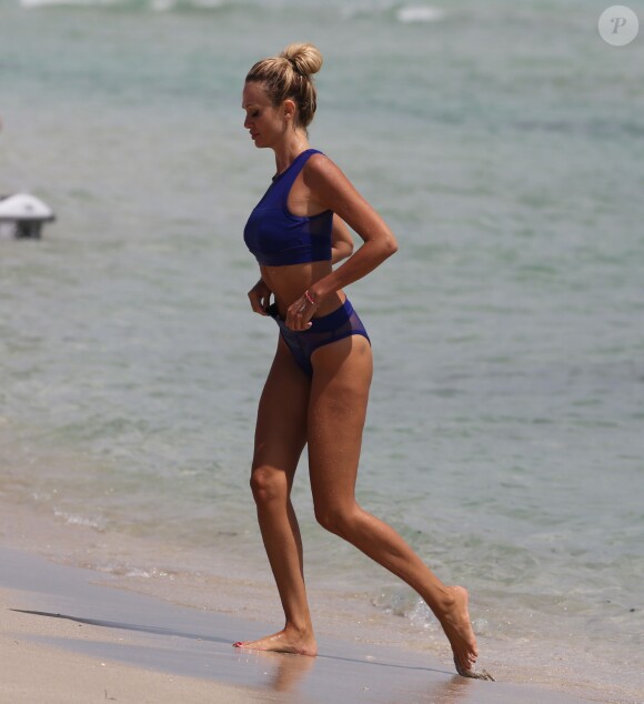 La sexy Victoria Lopyreva profite d'un après-midi ensoleillé à Miami. Le 19 mars 2015.