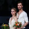 Gabriella Papadakis et Guillaume Cizeron, le couple de patineurs français, remportent la médaille d'or lors de la remise des médailles au championnat du monde de patinage artistique à Shanghaï, le 27 mars 2015.27/03/2015 - Shanghaï