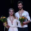 Gabriella Papadakis et Guillaume Cizeron, le couple de patineurs français, remportent la médaille d'or lors de la remise des médailles au championnat du monde de patinage artistique à Shanghaï, le 27 mars 2015.27/03/2015 - Shanghaï