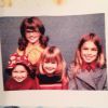 En avril 2014, Cindy Crawford célébrait le Siblings Day (Jour des frères et soeurs) en publiant une photo d'elle enfant, au côté de son frère Jeff et ses soeurs Chris et Danielle. Le 10 avril 2014.