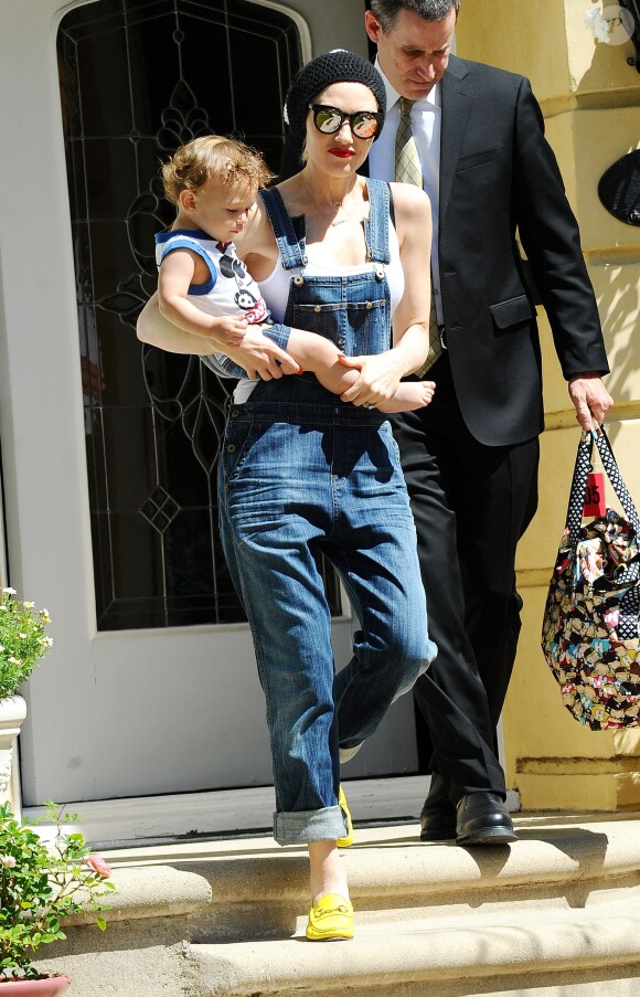 Gwen Stefani, son fils Apollo et son nouveau garde du corps quittent la maison des parents de Gwen. Los Angeles, le 27 mars 2015.