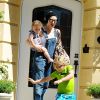 Gwen Stefani et ses fils Apollo et Zuma quittent la maison des parents de Gwen. Los Angeles, le 27 mars 2015.