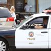 Gwen Stefani, aidée par la police à l'entrée de la clinique Jesun Acupuncture. Los Angeles, le 16 mars 2015.