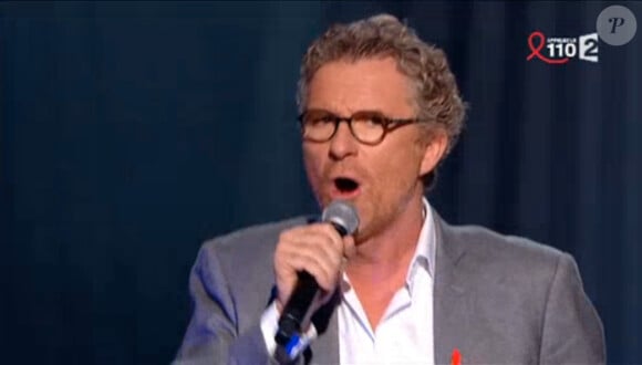 Denis Brogniart dans La télé chante pour le Sidaction sur France 2, le samedi 28 mars 2015.