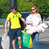 Exclusif - Calista Flockhart fait du shopping pour Pâques avec son fils Liam à Santa Monica, le 29 mars 2015.