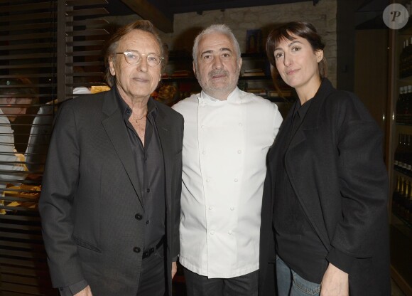 Guy Savoy entre Alexandre Arcady et sa compagne Sabrina Guigui - Soirée pour les 12 ans de l'Atelier du Maître Albert à Paris, le 30 mars 2015