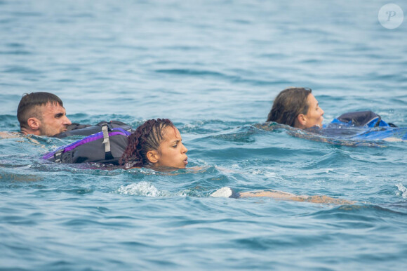 Les candidats de Koh-Lanta 2015 nagent afin de rejoindre la terre ferme.