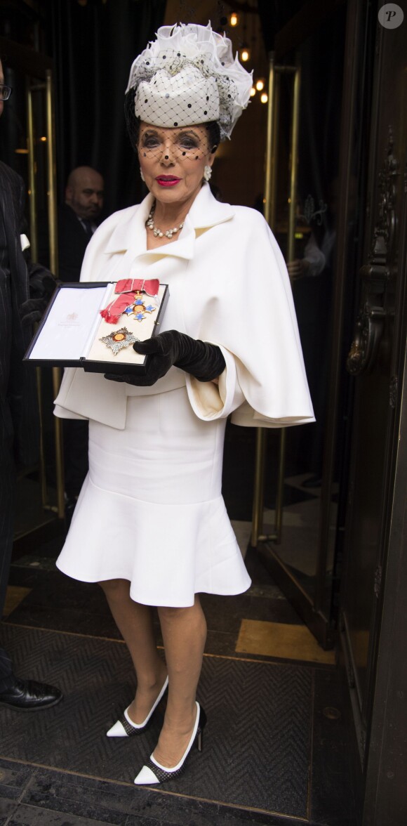 Joan Collins a été décorée par le prince Charles à Londres le 26 mars 2015.