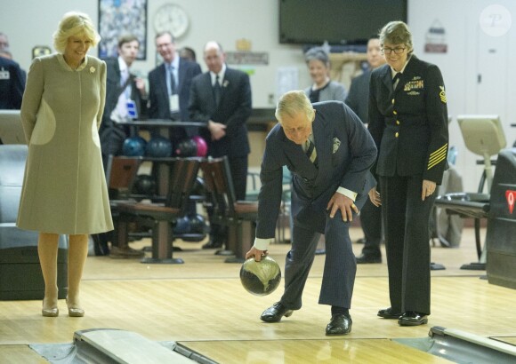 Le prince Charles en plein bowling lors de sa visite officielle aux Etats-Unis avec Camilla, à Washington le 19 mars 2015