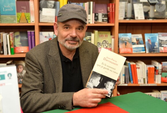 Jean-Pierre Darroussin dédicace son livre à la librairie " les furets du Nord " à Valenciennes le 25 mars 2015.