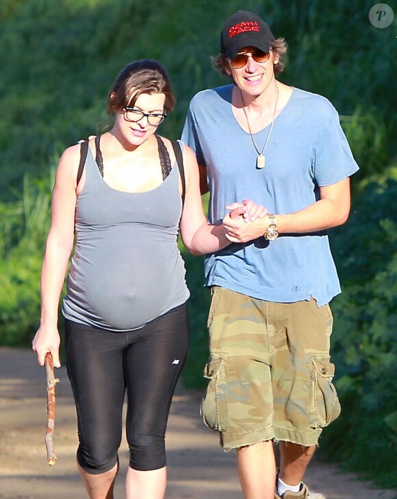 Exclusif - Milla Jovovich très enceinte fait de la randonnée avec son mari Paul W.S Anderson et leurs chiens à Los Angeles, le 24 mars 2015. 
