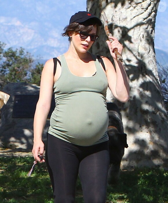 Milla Jovovich, enceinte, et son mari Paul W.S. Anderson se promènent avec leurs chiens sur les hauteurs de Los Angeles, le 13 mars 2015.