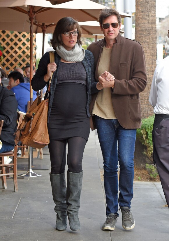 Milla Jovovich enceinte et son mari Paul W.S Anderson vont déjeuner au restaurant Il Pastaio à Beverly Hills, le 19 décembre 2014.
