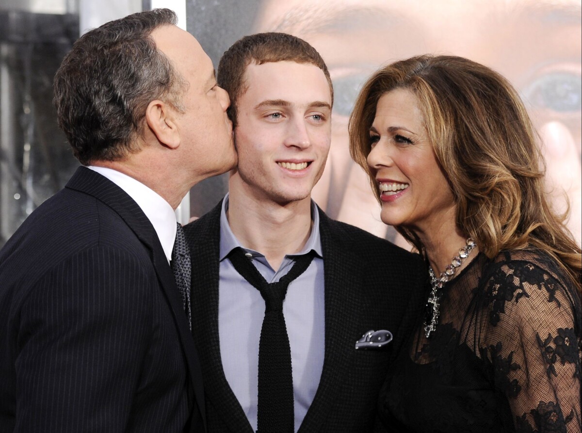 Vidéo Tom Hanks et sa femme Rita Wilson avec leur fils Chet Hanks à New York le 15 décembre Vidéo Tom Hanks et sa femme Rita Wilson avec leur fils Chet Hanks à New York le 15 décembre