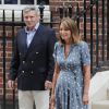 Carole et Michael Middleton le 23 juillet 2013 à Londres, à la sortie de la maternité de l'hôpital St Mary après la naissance du prince George.