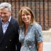 Carole et Michael Middleton le 23 juillet 2013 à Londres, à la sortie de la maternité de l'hôpital St Mary après la naissance du prince George.
