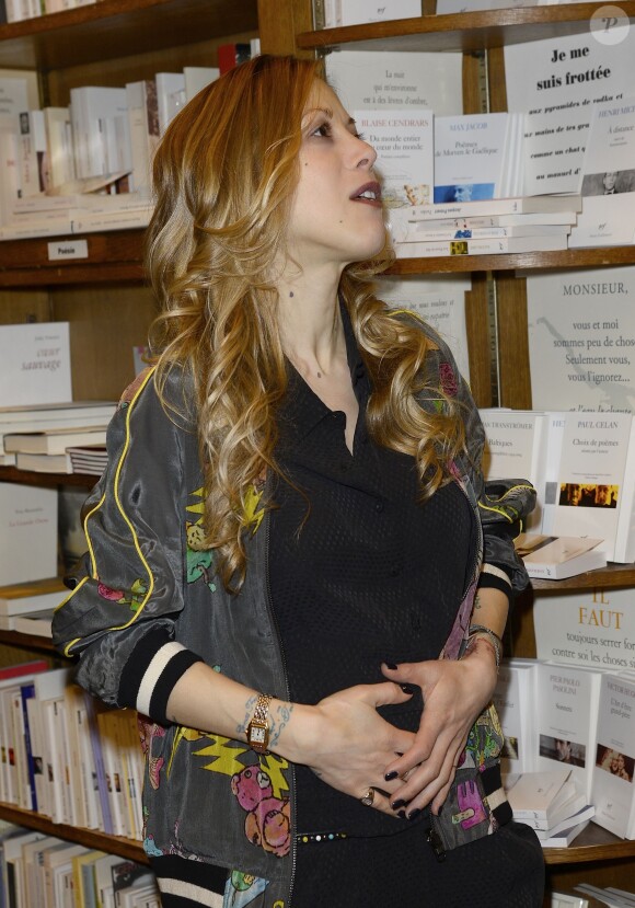 Tristane Banon (enceinte) - Dédicace du nouveau livre de Tristane Banon "Love et caetera" à la librairie Delamain à Paris, le 2 avril 2015.