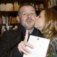 Eric Naulleau et Tristane Banon (enceinte) - Dédicace du nouveau livre de Tristane Banon "Love et caetera" à la librairie Delamain à Paris, le 2 avril 2015.