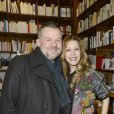 Eric Naulleau et Tristane Banon (enceinte) - Dédicace du nouveau livre de Tristane Banon "Love et caetera" à la librairie Delamain à Paris, le 2 avril 2015.