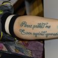Tristane Banon nous montre son nouveau tatouage - Dédicace du nouveau livre de Tristane Banon "Love et caetera" à la librairie Delamain à Paris, le 2 avril 2015.