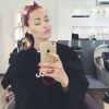 Caroline Receveur ose une couleur de chveux décalée : le rose ! Avril 2015.