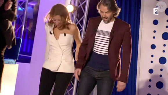 Léa Salamé et Aymeric Caron relookés en Jean Paul Gaultier - Emission On n'est pas couché sur France 2. Le 4 avril 2014.