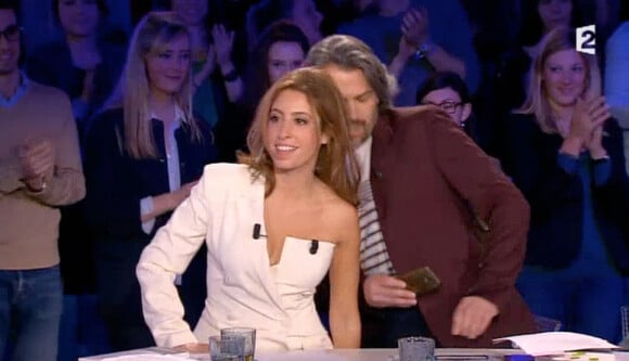 La journaliste Léa Salamé sexy en tenue Jean Paul Gaultier - Emission On n'est pas couché sur France 2. Le 4 avril 2014.