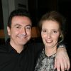 Gérald Dahan pose avec sa belle Claire dans sa loge au Petit Montparnasse à Paris, le 16 janvier 2015.