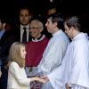 La princesse des Asturies salue les membres de la congrégation... Felipe VI et Letizia d'Espagne, leurs filles Leonor, princesse des Asturies, et Sofia, ainsi que la reine Sofia assistaient ensemble, le 5 avril 2015, à la messe de Pâques en la cathédrale de Palma de Majorque.