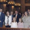 Leonor, princesse des Asturies, et Sofia au premier rang en la cathédrale de Palma de Majorque avec leurs parents le roi Felipe VI et la reine Letizia d'Espagne et leur grand-mère la reine Sofia le 5 avril 2015 pour la messe de Pâques