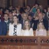 Leonor, princesse des Asturies, et Sofia au premier rang en la cathédrale de Palma de Majorque avec leurs parents le roi Felipe VI et la reine Letizia d'Espagne et leur grand-mère la reine Sofia le 5 avril 2015 pour la messe de Pâques