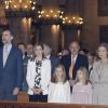 Leonor, princesse des Asturies, et Sofia au premier rang en la cathédrale de Palma de Majorque avec leurs parents le roi Felipe VI et la reine Letizia d'Espagne et leur grand-mère la reine Sofia le 5 avril 2015 pour la messe de Pâques