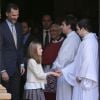 La princesse des Asturies salue les membres de la congrégation... Felipe VI et Letizia d'Espagne, leurs filles Leonor, princesse des Asturies, et Sofia, ainsi que la reine Sofia assistaient ensemble, le 5 avril 2015, à la messe de Pâques en la cathédrale de Palma de Majorque.