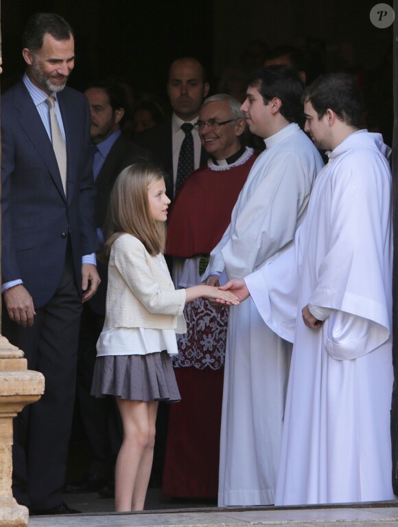 La princesse des Asturies salue les membres de la congrégation... Felipe VI et Letizia d'Espagne, leurs filles Leonor, princesse des Asturies, et Sofia, ainsi que la reine Sofia assistaient ensemble, le 5 avril 2015, à la messe de Pâques en la cathédrale de Palma de Majorque.