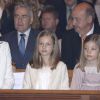 Leonor, princesse des Asturies, et Sofia au premier rang en la cathédrale de Palma de Majorque avec leurs parents le roi Felipe VI et la reine Letizia d'Espagne et leur grand-mère la reine Sofia le 5 avril 2015 pour la messe de Pâques