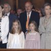 Leonor, princesse des Asturies, et Sofia au premier rang en la cathédrale de Palma de Majorque avec leurs parents le roi Felipe VI et la reine Letizia d'Espagne et leur grand-mère la reine Sofia le 5 avril 2015 pour la messe de Pâques