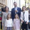 Felipe VI et Letizia d'Espagne, leurs filles Leonor, princesse des Asturies, et Sofia, ainsi que la reine Sofia assistaient ensemble, le 5 avril 2015, à la messe de Pâques en la cathédrale de Palma de Majorque.