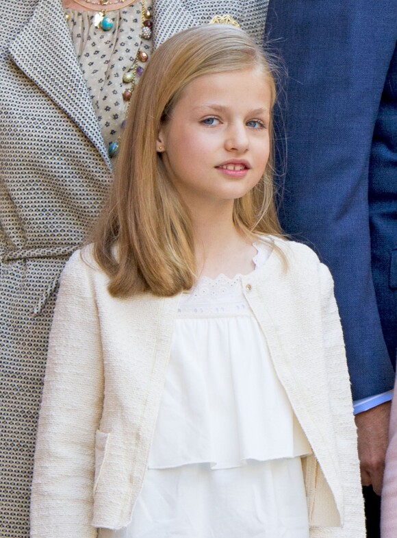 Leonor, princesse des Asturies, à l'aise dans ses missions d'héritière du trône... Felipe VI et Letizia d'Espagne, leurs filles Leonor, princesse des Asturies, et Sofia, ainsi que la reine Sofia assistaient ensemble, le 5 avril 2015, à la messe de Pâques en la cathédrale de Palma de Majorque.