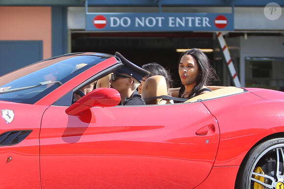 Amber Rose sur les routes de Beverly Hills dans sa Ferrari avec des amis, Los Angeles, le 2 avril 2015
