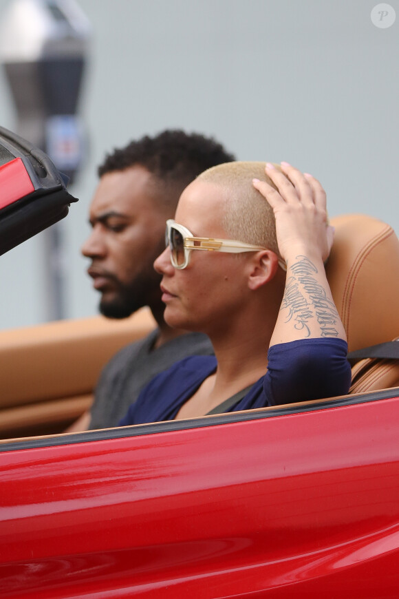 Amber Rose dans sa voiture avec un inconnu, le 17 mars 2015