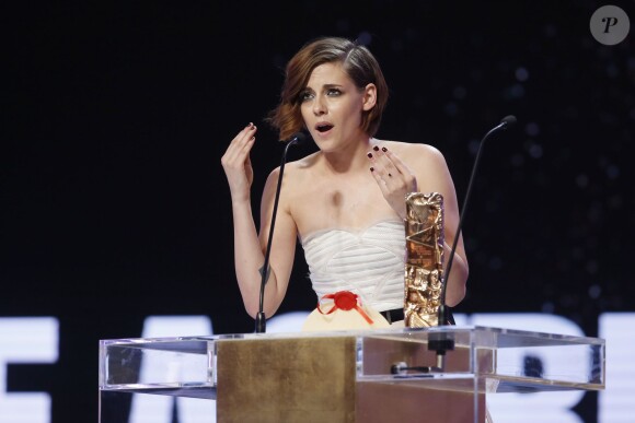 Kristen Stewart reçoit le César de la meilleure actrice dans un second rôle pour le film Sils Maria à la 40e cérémonie des César au théâtre du Châtelet à Paris, le 20 février 2015.