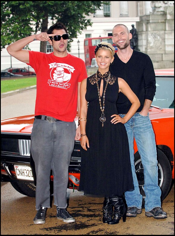 Johnny Knoxville, Jessica Simpson et Sean William Scott en pleine promotion de "Shérif, fais-moi peur" à Londres en 2005.